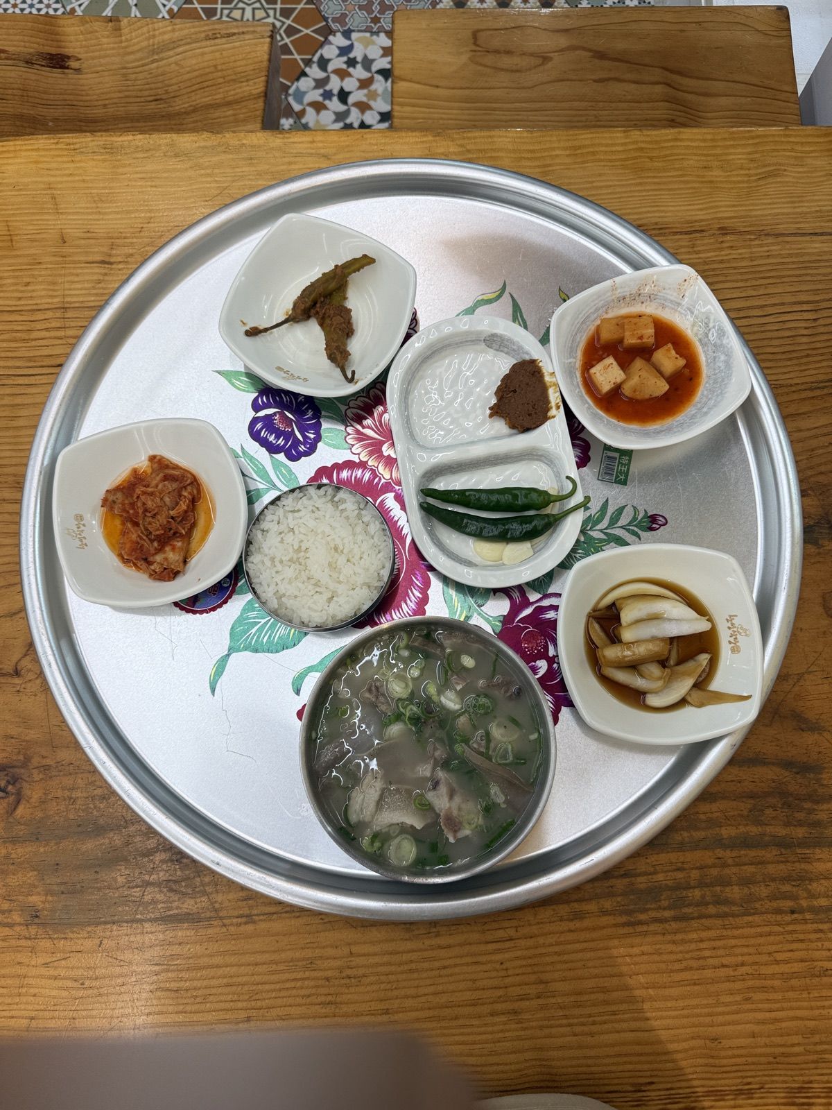 국과 밥, 반찬을 차린 둥근 쟁반