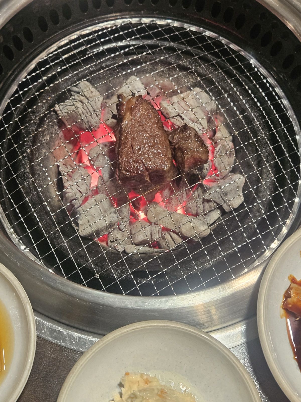 숯불 석쇠 위에서 굽는 고기